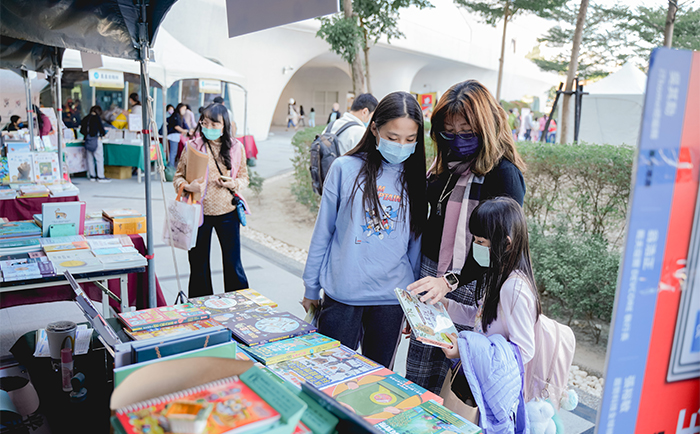 臺灣閱讀節有各式市集攤位活動與小朋友們互動玩樂。