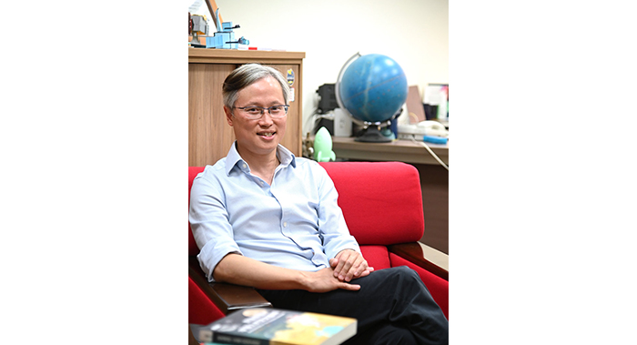 清華大學天文研究所特聘教授江國興