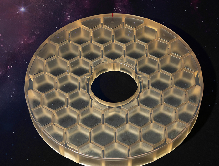 福衛五號的主鏡採用特殊的六角形蜂巢結構，並具有偏黃的色調。
