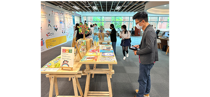 民眾於國臺圖1樓臺灣藝文走廊參觀入選圖書。