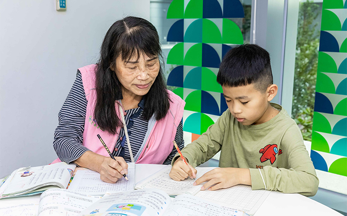 新北市圖整合分館推出課後陪讀活動，廣邀退休人士或大專校院學生成為陪讀天使。