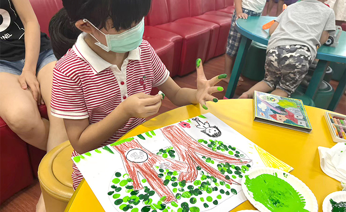 SDGs悅讀者和平樹，利用繪畫方式引導孩童思考創作。
