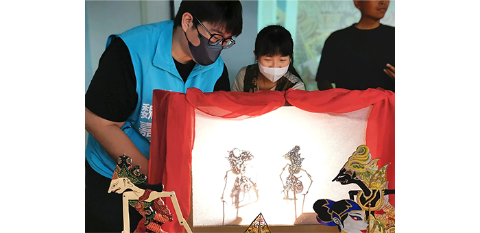 花蓮市圖邀請印尼籍講師帶領孩子演出印尼傳統皮影戲。