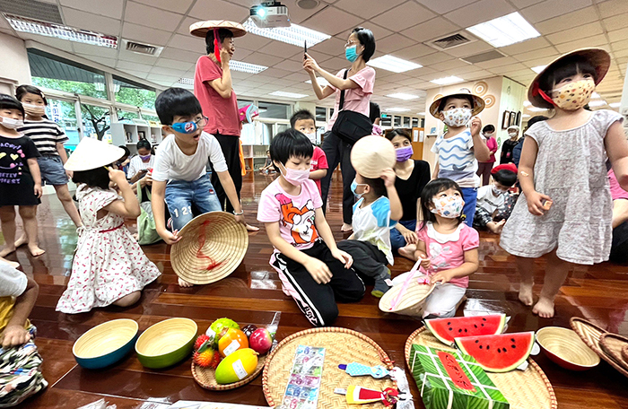 世賢圖書館邀請越南講師透過《肉粽的故事》讓小朋友體驗與認識越南常民文化。