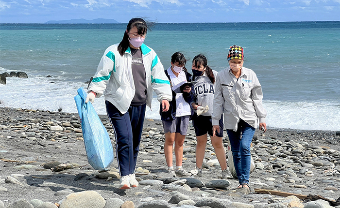 淨灘活動以低碳方式倡導環境教育。