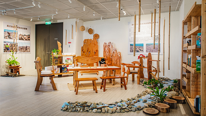 風災後的漂流木，結合原民手藝打造成煥然一新的家具。