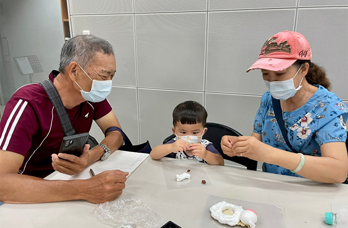 草衙分館利用祖孫活動吸引長輩前來，藉此創造祖孫的療癒時光。