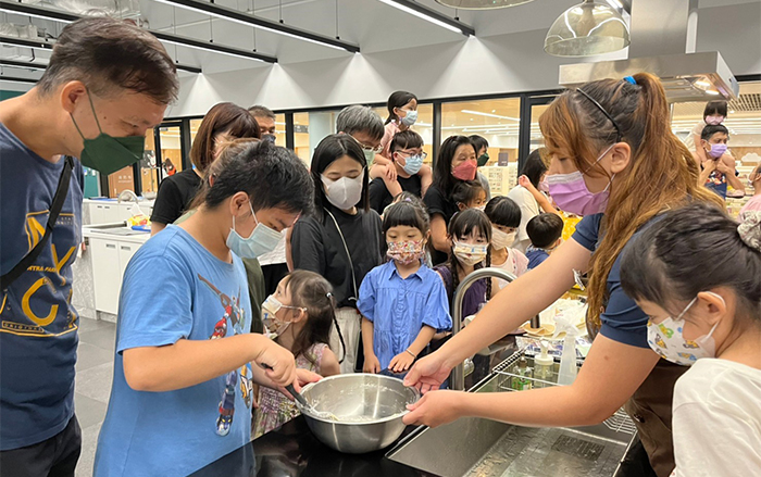 小朋友參加城市灶咖，製作法式果醬餅乾。