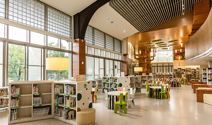 兒童閱覽區是挑高2層的設計，搭配裝飾成樹幹的柱子顯得生動活潑。