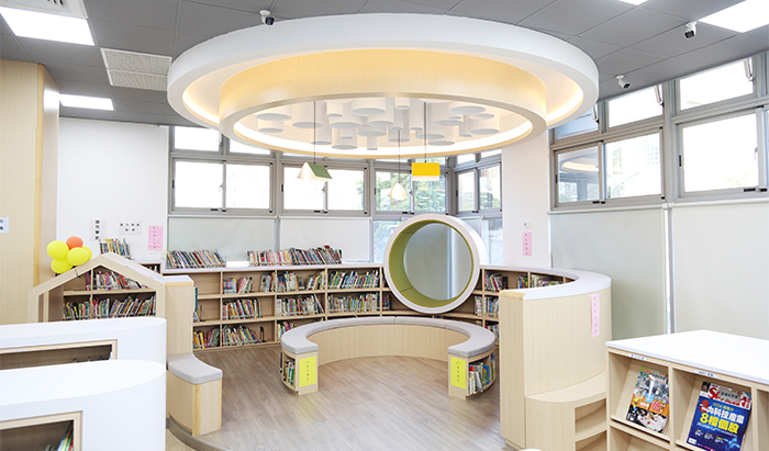 圓形木地板區域是最受孩子們喜愛的「書屋」空間，視覺呈現生動活潑。