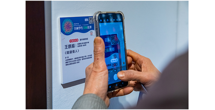 觀賞作品的同時，可以掃描每幅畫作的QR Code，聆聽創作者的創作理念語音說明。