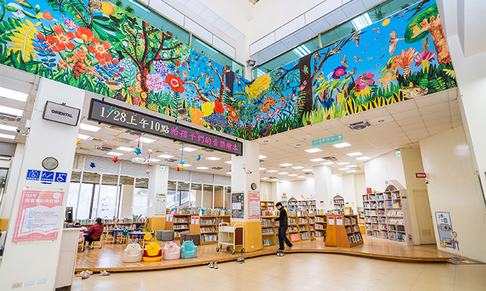 彰化市圖1樓設有兒童閱覽區、藝文展覽室與彰化文學館。