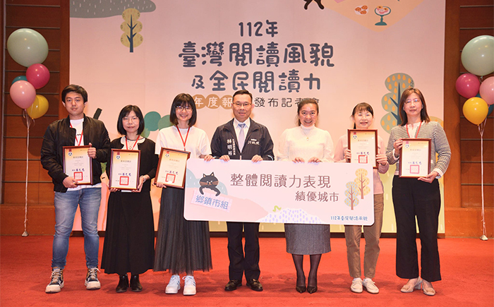 彭冠綸（左3）致力推廣閱讀行動，土庫鎮立圖書館已連續4年獲得教育部「整體閱讀力表現績優城市」的肯定。