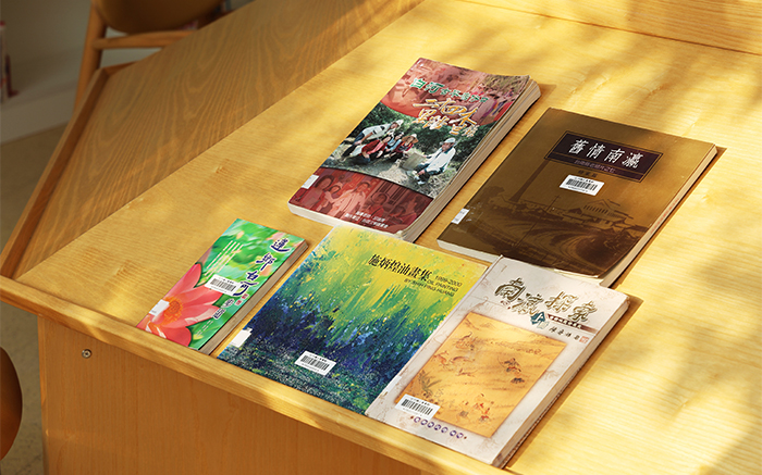 特色館藏眾多，像是介紹白河在地文化、舊時代的臺南縣或在地藝術家施炳煌油畫集等，非常多元。