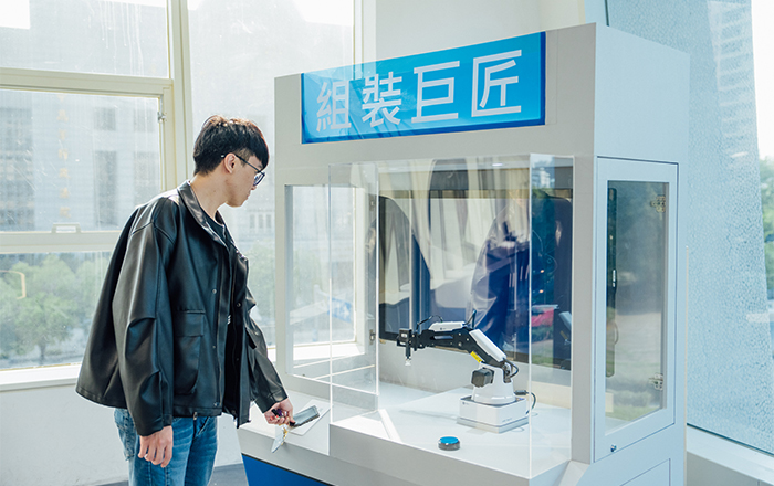 「組裝巨匠」透過機械手臂學習零件的拼湊與組裝，體驗機械組裝的巧妙之處。