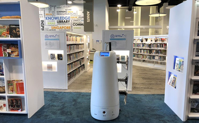 自動書架辨識機器人協助館員將錯置的書籍歸位。