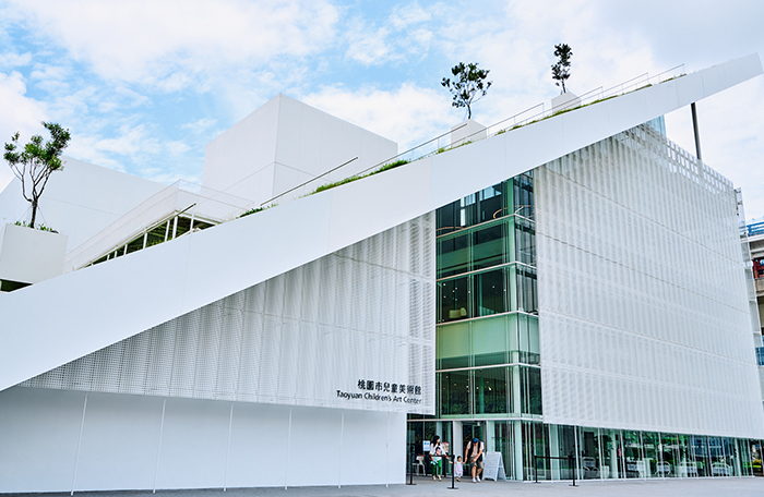桃園市兒童美術館館體建築採大膽創新的「藝術山丘」造型呈現。