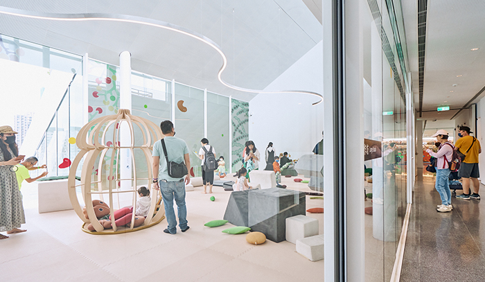 3樓體驗空間〈種子城市〉，為開館展設計給學齡前兒童的體驗空間，以不同國家的種子作為多元文化的象徵，幻化為各式各樣的抱枕，讓小朋友躺臥、堆疊、擁抱繽紛。