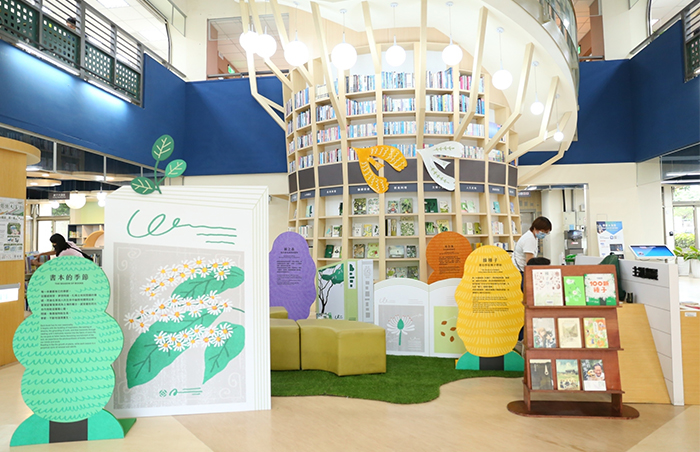 「綠美圖暖身書展—書本的季節」，展出百本圖書，涵蓋臺中文學、旅行、生活及美學等方面。