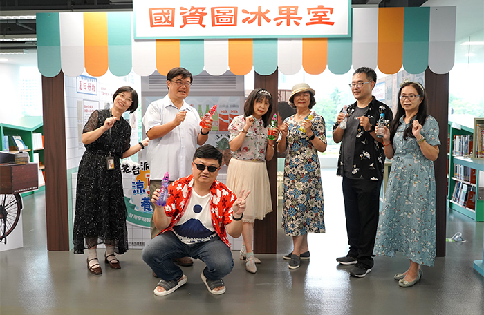 國資圖館長馬湘萍跟志工伙伴們換上70年代風格衣著，一同在「國資圖冰果室」暢飲彈珠汽水。