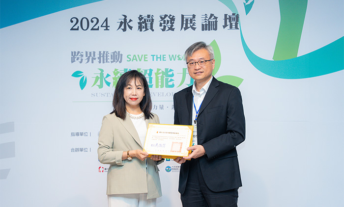 馬湘萍頒發感謝狀給捐贈電子書的企業。