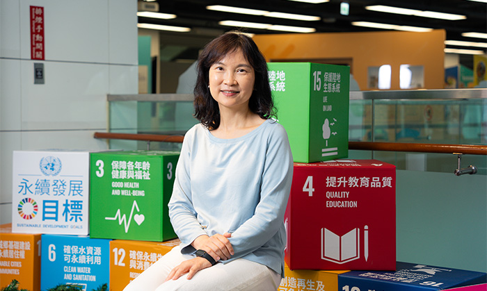 李雅蓉分享，台達電首創內部碳定價機制，各事業單位需為碳排放支付碳費，這些資金能用於發展再生能源和低碳創新技術，展現企業在環保與永續發展上的堅持。