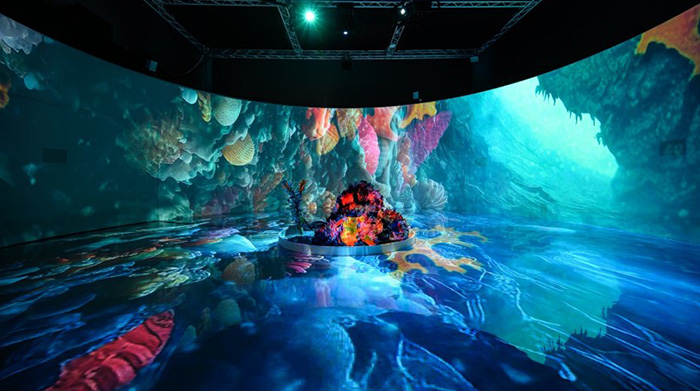 國美館目前在展演空間「U-108」展出的「海」，以沉浸式體驗反思海洋汙染問題，喚起大眾對環境保護的反思。