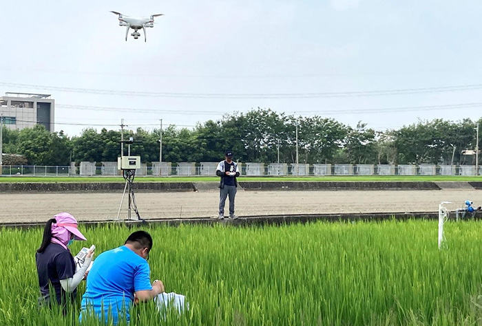 興大運用無人機與AI進行農業監測及建構野鳥驅離系統，提升農業生產效率和永續性。
