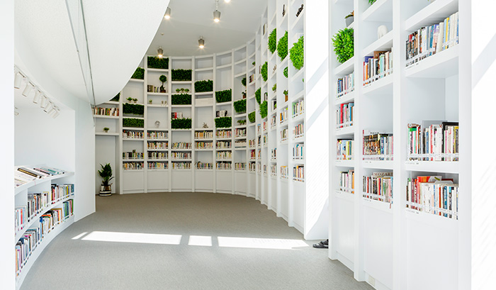 圓弧造型仿自船艙書牆，搭配植物營造出心曠神怡的視覺效果。
