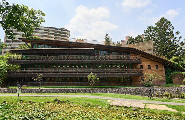 北投分館外觀是樸實的木構建築，也是臺灣首座綠建築圖書館。
