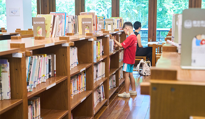 館內書櫃的高度設計為110公分，避免書櫃過高顯得擁擠昏暗。
