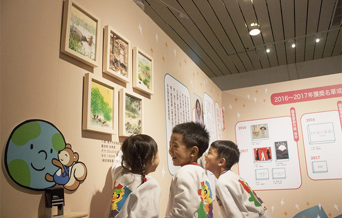 2018年高市圖策劃「繪會好風光」展覽，孩子們欣賞優秀的繪本創作。
