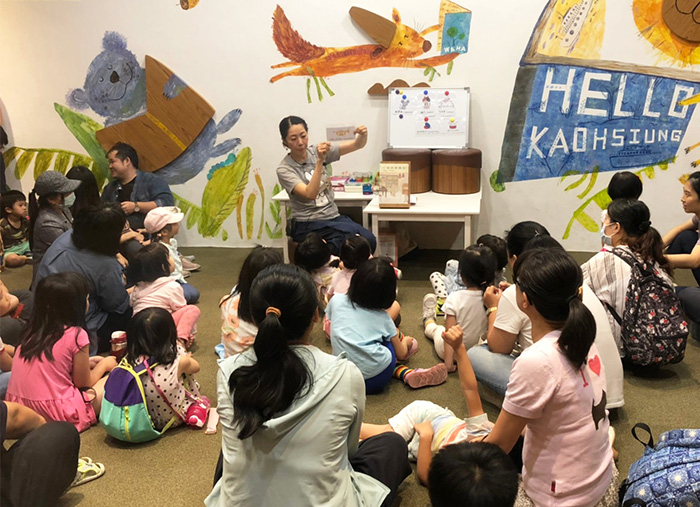 國際繪本中心故事屋每月辦理多語說故事活動。