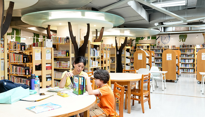 北市圖總館小小世界外文圖書館擁有豐富繪本書籍，提供親子共讀。
