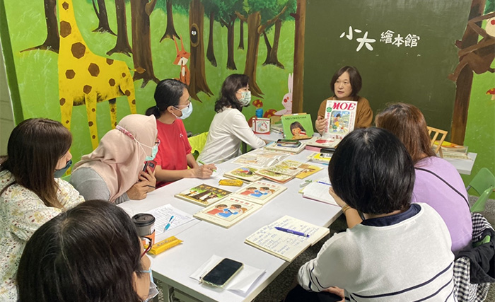 小大繪本館舉辦繪本讀書會，各方讀者齊聚一堂分享各自喜歡的繪本。