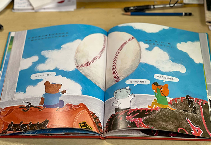 《棒球場的老鼠》是劉旭恭同為繪本創作家的太太許增巧的作品，以小老鼠的視角，帶孩子走進棒球世界。