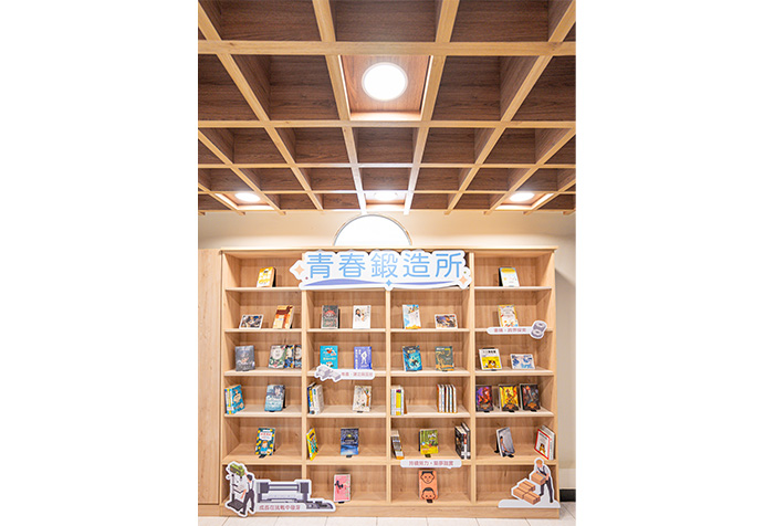 3樓的「青春鍛造所」主題書展，展示與青少年心靈成長貼近的書籍。