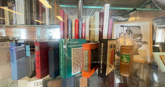 「館長的書櫃」袖珍書展示櫃。