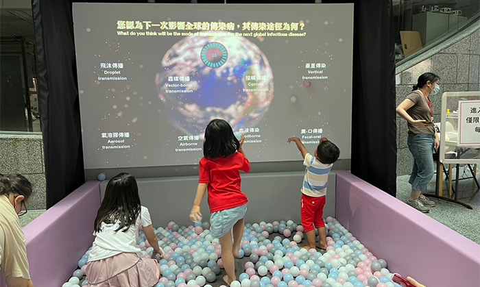 透過擲球遊戲，預測下一個 X 疾病何時發生，孩童也能開心參與。