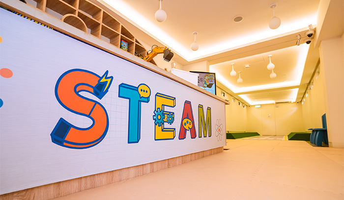 高人氣的STEAM 體驗館收藏多款程式設計機器人、迷你無人機與挖土機玩具。