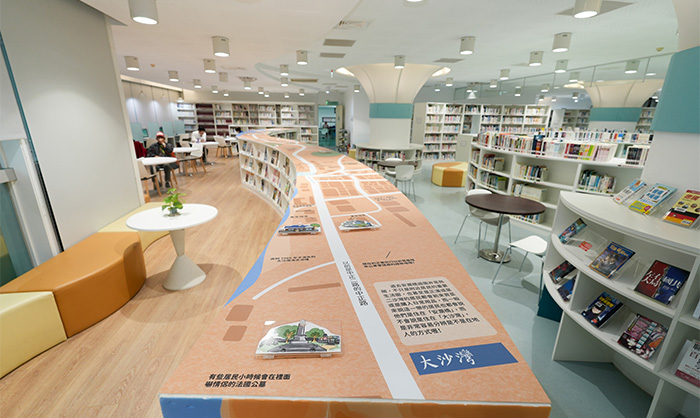 中正分館所在區域經歷多次重要歷史變動，館藏以海洋文化與在地歷史為主軸。