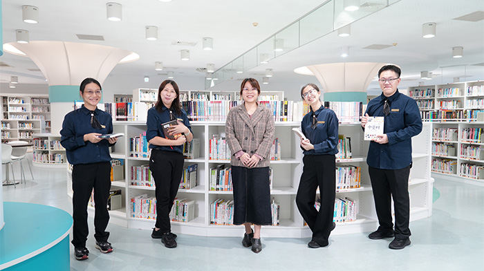 鄭婕希（左3）認為數位化時代，圖書館必須積極尋求新的定位。