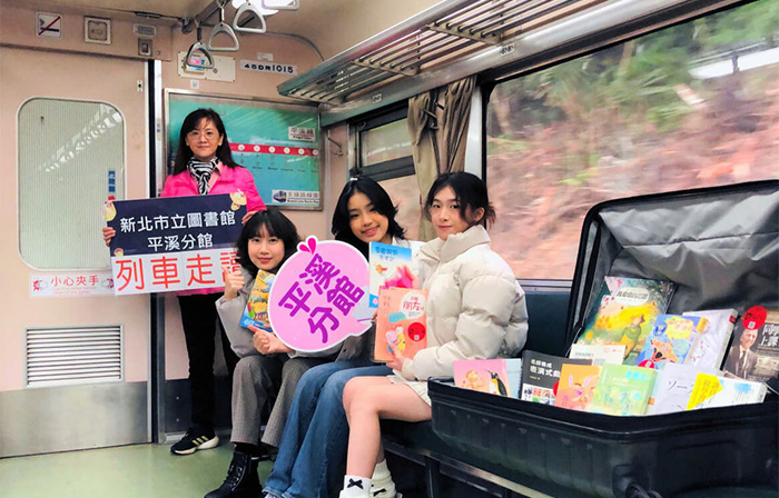 平溪分館與臺鐵合作舉辦「平溪線列車走讀」，沿途導覽平溪線的迷人鐵道風光及歷史人文。