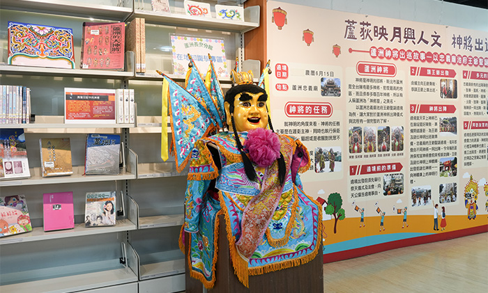 蘆洲長安分館入口處展示了一尊從忠義廟借來的三太子小神將。