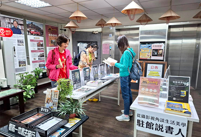 駐館說書人搭配巡迴展為市民推薦好書，鼓勵民眾多看多聽愛上閱讀。