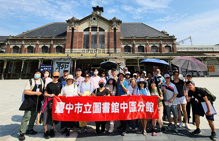 引領民眾跟著一本書去旅行，走訪歷史場景與老商家，重現歷史軌跡。