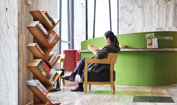圖書館按照店家特色與需求進行選書，第一期合作店家包括南院旅墅、曉咖啡、新華美西裝社、舊時光新鮮事-老屋咖哩專賣、秘書店及脆皮 doudou甜甜圈。
