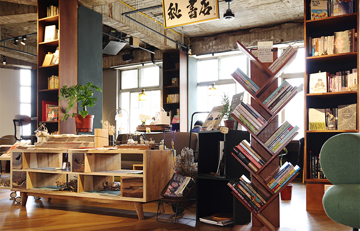圖書館按照店家特色與需求進行選書，第一期合作店家包括南院旅墅、曉咖啡、新華美西裝社、舊時光新鮮事-老屋咖哩專賣、秘書店及脆皮 doudou甜甜圈。