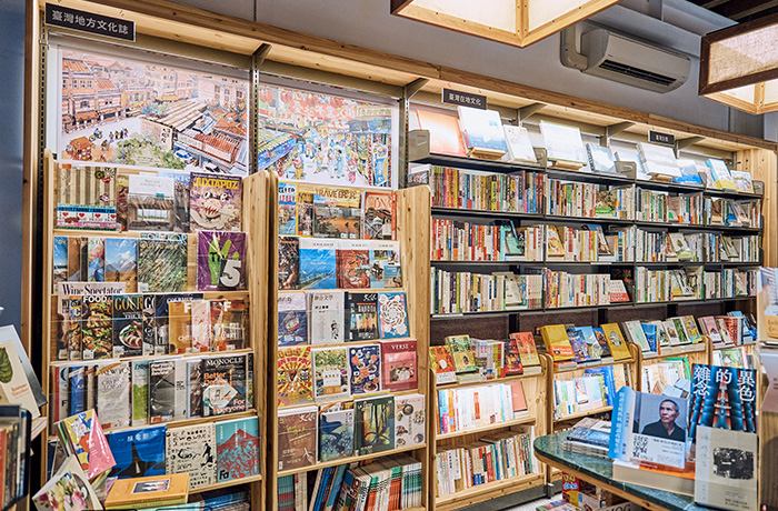 書店以「文化圈」作為基準進行分類，如日本文學會與日本美學、歷史、風俗等書籍擺在一起。