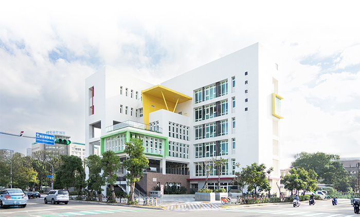 義民社福館外觀以白色格柵形書架為意象，使這棟現代簡約風的建築物增添不少文化氣息。